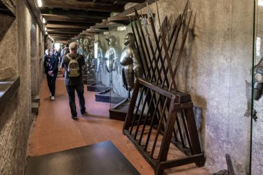 Prag, Çek Cumhuriyeti, 14 Mayıs 2024: Çek Cumhuriyeti Prag Şatosu 'ndaki Altın Hat' taki Silah Sergisi Savunma Koridoru 'nda Atlı Şövalyeler zırhı ve silahları