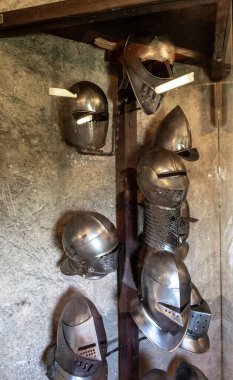 Prag, Çek Cumhuriyeti, 14 Mayıs 2024: Çek Cumhuriyeti Prag Kalesi 'ndeki Altın Hat üzerinde düzenlenen silah sergisinde çeşitli ortaçağ şövalye miğferleri