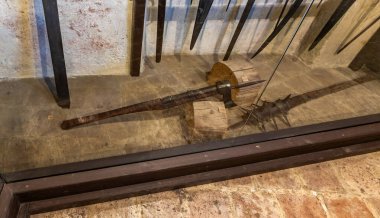 Prag, Çek Cumhuriyeti, 14 Mayıs 2024: Çek Cumhuriyeti 'nin Prag Şatosu' ndaki Altın Hat 'taki Ortaçağ Savunma Koridoru' nda Ortaçağ silahlarını kılıçtan geçirdi