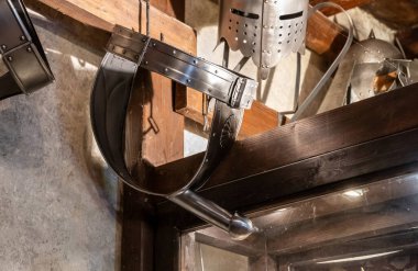 Prag, Çek Cumhuriyeti, 14 Mayıs 2024: Çek Cumhuriyeti 'nin Prag Şatosu' ndaki Altın Hat 'taki Silah Sergisi Savunma Koridoru' nda kalçaların korunması