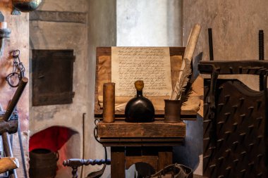 Prag, Çek Cumhuriyeti, 14 Mayıs 2024: Çek Cumhuriyeti 'ndeki Prag Kalesi' ndeki Altın Hat 'ta işkence odasında yazma gereçleri bulunan masa