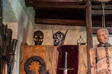 Prag, Çek Cumhuriyeti, 14 Mayıs 2024: Çek Cumhuriyeti 'nin Prag Kalesi' ndeki Altın Hat 'taki işkence odasında çeşitli işkence aletleri