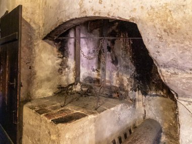 Prag, Çek Cumhuriyeti, 14 Mayıs 2024: Çek Cumhuriyeti 'ndeki Prag Kalesi' ndeki Altın Hat 'ta işkence odasında çeşitli işkence aletleri