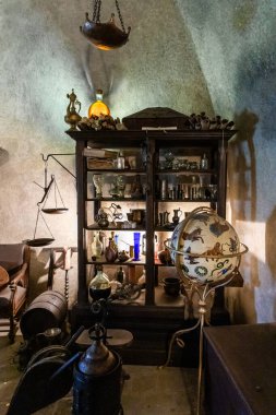 Prag, Çek Cumhuriyeti, 14 Mayıs 2024: Çek Cumhuriyeti 'ndeki Prag Kalesi' ndeki Altın Hat 'taki simya laboratuvarında takım yıldızları olan alet kabinesi ve dünya