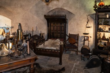 Prag, Çek Cumhuriyeti, 14 Mayıs 2024: Çek Cumhuriyeti 'ndeki Prag Kalesi' ndeki Golden Line 'daki simya laboratuvarında büyük ahşap yatak