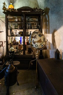 Prag, Çek Cumhuriyeti, 14 Mayıs 2024: Çek Cumhuriyeti 'nin Prag Kalesi' ndeki Altın Hat 'taki simya laboratuvarında takım yıldızlı alet kabini ve dünya