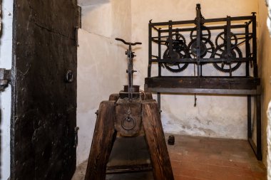 Prag, Çek Cumhuriyeti, 14 Mayıs 2024: Çek Cumhuriyeti 'ndeki Prag Kalesi' ndeki Altın Hat 'taki simya laboratuvarında çeşitli bilimsel aletler ve cihazlar