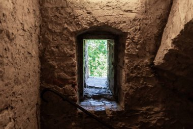 Prag, Çek Cumhuriyeti, 14 Mayıs 2024: Çek Cumhuriyeti 'ndeki Prag Şatosu' ndaki Altın Hat 'taki simya laboratuvarındaki duvar boşluğundan bakın