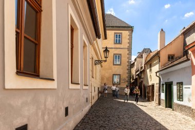 Prag, Çek Cumhuriyeti, 14 Mayıs 2024: Çek Cumhuriyeti Prag Kalesi 'ndeki Golden Lane' de iyi korunmuş eski evler