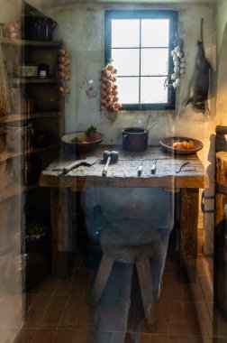 Prag, Çek Cumhuriyeti, 14 Mayıs 2024: Çek Cumhuriyeti Prag Şatosu 'ndaki Golden Lane' deki eski evin yeniden inşası