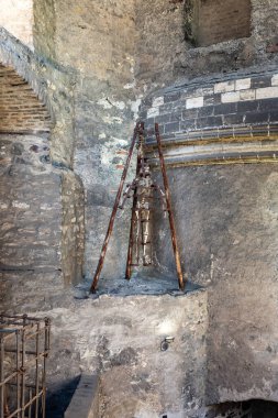 Prag, Çek Cumhuriyeti, 14 Mayıs 2024: Çek Cumhuriyeti 'nin Prag Şatosu' ndaki Golden Lane 'deki Yüksek Burgrave bürosunda işkence odası binasının yeniden inşası