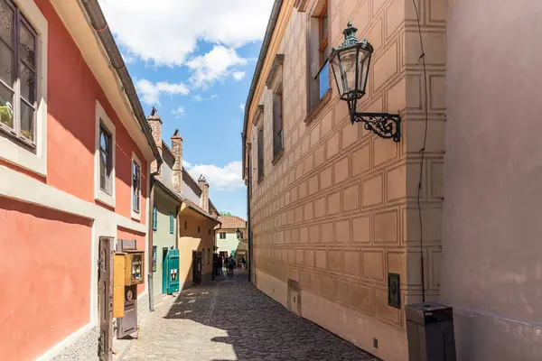 Prag, Çek Cumhuriyeti, 14 Mayıs 2024: Çek Cumhuriyeti Prag Kalesi 'ndeki Golden Lane' de iyi korunmuş eski evler