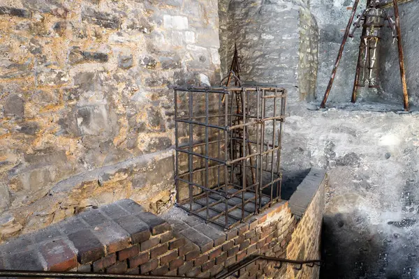 Prag, Çek Cumhuriyeti, 14 Mayıs 2024: Çek Cumhuriyeti 'nin Prag Şatosu' ndaki Golden Lane 'de bulunan Yüksek Burgrave ofisinin işkence odasındaki kafes