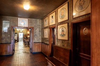 Prag, Çek Cumhuriyeti, 14 Mayıs 2024: Çek Cumhuriyeti 'nin Prag kentindeki U Kalicha Shveik restoranının duvarlarında karikatür portreleri