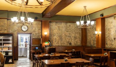 Prag, Çek Cumhuriyeti, 14 Mayıs 2024: Çek Cumhuriyeti 'nin Prag kentindeki U Kalicha Shveik restoranının içi