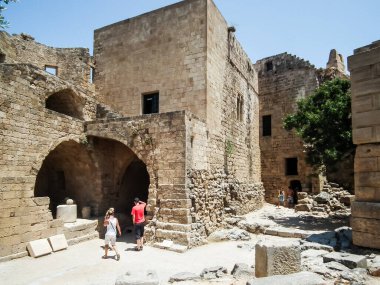 Rodos, Yunanistan, 4 Temmuz 2011: Yunanistan 'ın Rodos adasındaki Lindos kentindeki Akropol şehir kalesini çok sayıda turist ziyaret etti