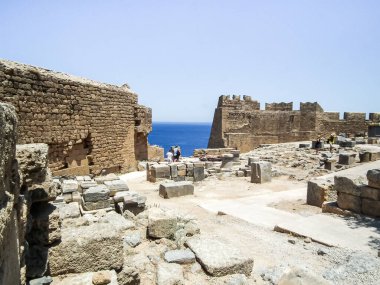 Rodos, Yunanistan, Temmuz 04, 2011: Turistler Yunanistan 'ın Rodos adasındaki Lindos kentindeki Akropol şehir kalesini inceledi