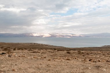 Güney İsrail 'deki Ürdün Dağları' nın arka planına karşı Ölü Deniz 'in olağanüstü güzelliği