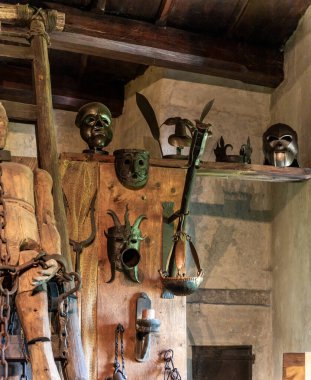 Prag, Çek Cumhuriyeti, 14 Mayıs 2024: Çek Cumhuriyeti 'nin Prag Kalesi' ndeki Altın Hat 'taki işkence odasında çeşitli işkence aletleri