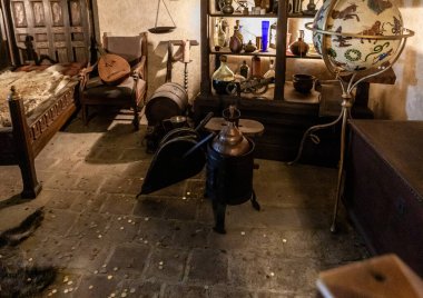 Prag, Çek Cumhuriyeti, 14 Mayıs 2024: Çek Cumhuriyeti 'ndeki Prag Kalesi' ndeki Altın Hat 'taki simya laboratuvarının içi