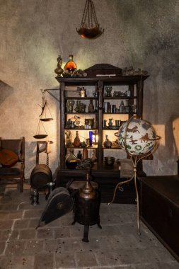 Prag, Çek Cumhuriyeti, 14 Mayıs 2024: Çek Cumhuriyeti 'ndeki Prag Kalesi' ndeki Altın Hat 'ta simya laboratuvarında takım yıldızları olan alet kabinesi ve dünya