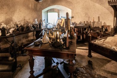 Prag, Çek Cumhuriyeti, 14 Mayıs 2024: Çek Cumhuriyeti 'ndeki Prag Kalesi' ndeki Golden Line 'daki simya laboratuvarında birçok alet ve tablo