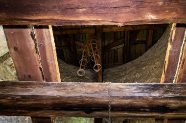 Prag, Çek Cumhuriyeti, 14 Mayıs 2024: Çek Cumhuriyeti 'nin Prag Şatosu' ndaki Golden Lane 'de bulunan Yüksek Burgrave bürosunda işkence odası binasında işkence makinesi