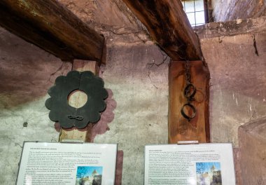 Prag, Çek Cumhuriyeti, 14 Mayıs 2024: Çek Cumhuriyeti 'nin Prag Şatosu' ndaki Golden Lane 'deki Yüksek Burgrave bürosundaki işkence odasında çeşitli işkence makineleri