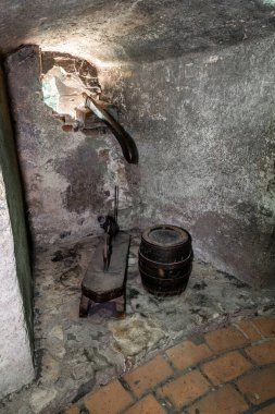 Prag, Çek Cumhuriyeti, 14 Mayıs 2024: Çek Cumhuriyeti 'nin Prag Kalesi' ndeki Golden Lane 'de bulunan Yüksek Burgrave bürosundaki işkence odasındaki boşluğun yanındaki küçük havan topları