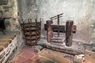 Prag, Çek Cumhuriyeti, 14 Mayıs 2024: Çek Cumhuriyeti 'nin Prag Kalesi' ndeki Golden Lane 'deki Yüksek Burgrave bürosunda işkence odası binasında işkence makinesi