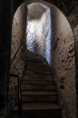 Prag, Çek Cumhuriyeti, 14 Mayıs 2024: Çek Cumhuriyeti 'nin Prag Şatosu' ndaki Golden Lane 'deki Yüksek Burgrave bürosundaki işkence odası binasından çıkan taş merdiven