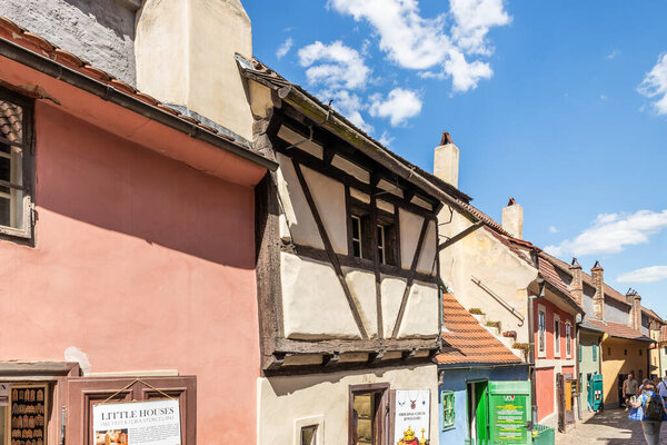 Огюст, Чехия, 14 мая 2024 года: хорошо сохранившиеся старинные дома в Золотом переулке в замке Огюст в Чехии