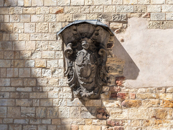 Прага, Чехия, 14 мая 2024 года: Каменный герб на стене в Пражском Граде в Праге в Чехии