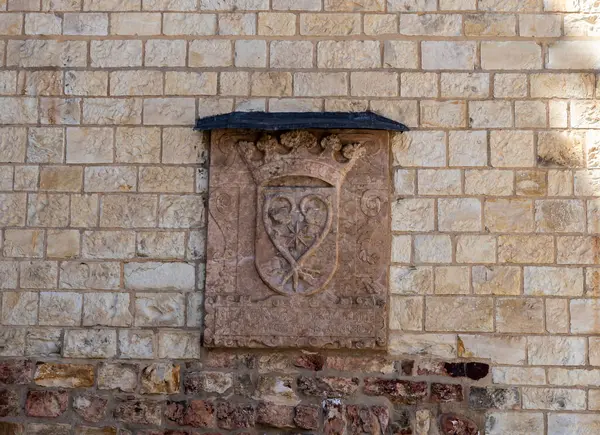 Prag, Çek Cumhuriyeti, 14 Mayıs 2024: Prag 'daki Prag Kalesi' nin duvarında taş arma