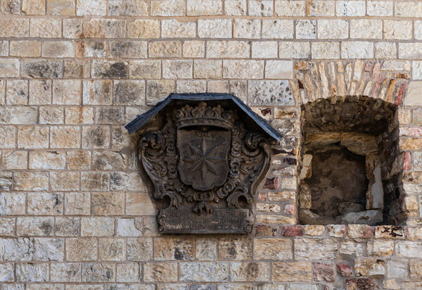 Прага, Чехия, 14 мая 2024 года: Каменный герб на стене в Пражском Граде в Праге в Чехии