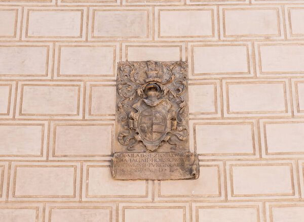 Прага, Чехия, 14 мая 2024 года: Каменный герб на стене в Пражском Граде в Праге в Чехии