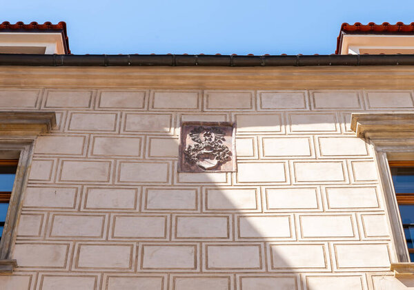 Прага, Чехия, 14 мая 2024 года: Каменный герб на стене в Пражском Граде в Праге в Чехии