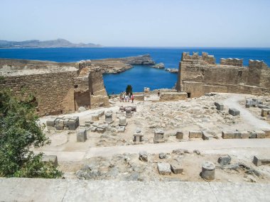Rodos, Yunanistan, Temmuz 04, 2011: Turistler Yunanistan 'ın Rodos adasındaki Lindos kentindeki bir harabeleri inceliyorlar