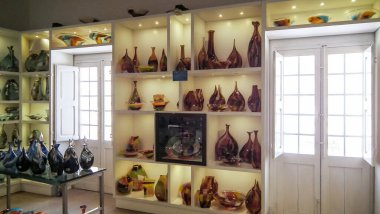 Mdina, Malta, 04 Temmuz 2013: Malta 'daki Mdina ortaçağ kentindeki Mdina Glass mağazasında çeşitli dekoratif cam ürünler satışa sunuldu