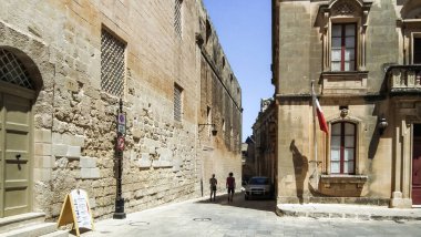 Mdina, Malta, 04 Temmuz 2013: Malta 'nın tarihi bölgesinde antik taş binalar