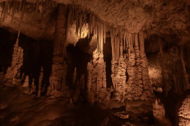 İsrail 'deki Beit Shemesh yakınlarındaki Judean Dağları' ndaki Sorek sarkıtlarının eşsiz doğal güzelliği.