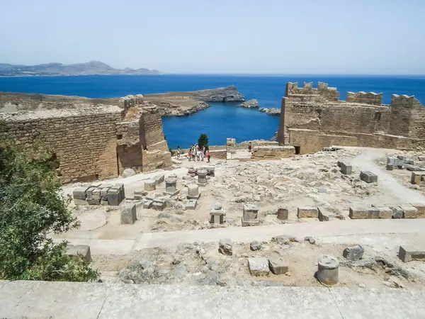 Rodos, Yunanistan, Temmuz 04, 2011: Turistler Yunanistan 'ın Rodos adasındaki Lindos kentindeki bir harabeleri inceliyorlar