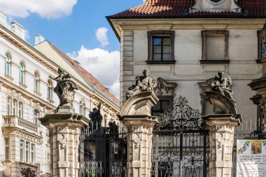 Prag, Çek Cumhuriyeti, 15 Mayıs 2024: Çek Cumhuriyeti 'nde Prag Eski Kenti' nde Aziz Kiril ve Methodius Katedrali heykelleri bulunan giriş kapısı