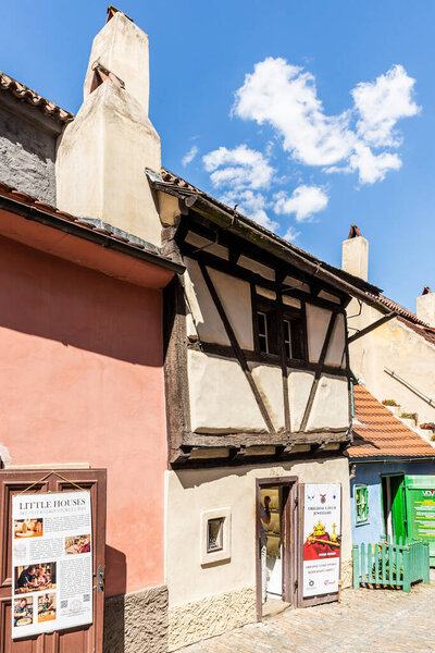 Огюст, Чехия, 14 мая 2024 года: хорошо сохранившиеся старые дома в Золотом переулке в замке Огюст в Чехии