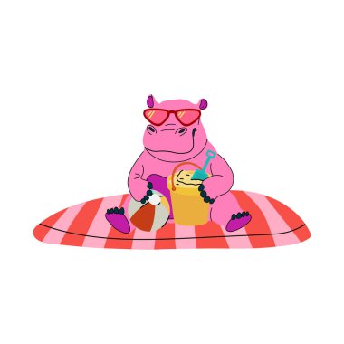 Güneş gözlüğü takan sevimli pembe su aygırı, kumsalda bir kova kürekle eğleniyor, kumsalda neşeli bir güne hazır.