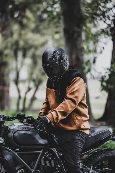 Onun motosiklet üzerinde oturan motorcu