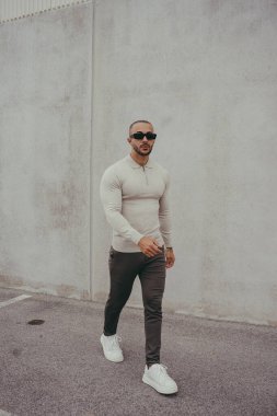 Güneş gözlüklü ve şık elbiseli yakışıklı bir adam.