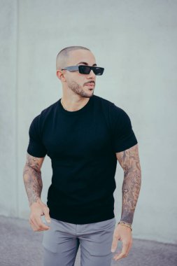 Siyah gözlüklü şık bir adam.