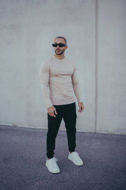 Şehirde poz veren yakışıklı şık bir adam. şehir konsepti