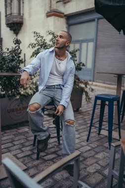 Şık gömlekli ve kotlu yakışıklı bir gencin portresi..